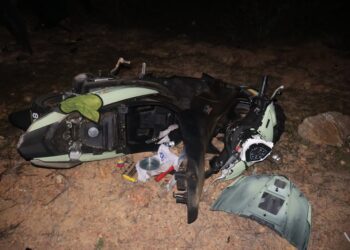 KEADAAN motosikal yang terlibat dalam kemalangan meragut dua nyawa di Kampung Pecah Rotan, Kuala Nerus, Terengganu. - IHSAN POLIS