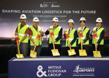 ANTHONY Loke Siew Fook (tiga dari kiri) bersama Menteri Kedutaan Jepun, Daisuke Nihei (tiga dari kanan), Masayoshi Saito (dua dari kanan) serta Mohd Izani Ghani (dua dari kiri) semasa gimik majlis pecah tanah Kompleks Logistik MRO Subang di Subang Aerotech Park.