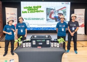 Ahmad Fadhirul Fitro Mohd Idris (tengah) bersama para pelajar Sekolah Menengah Agama (SMA) Repah bergambar bersama inovasi mereka iaitu Smart Worm Bin yang menjuarai Anugerah Kumpulan Perangsang Selangor (KPS) Berhad Celik Initiative 2025 di Petrosains baru-baru ini . – UTUSAN/FARIZ RUSADIO