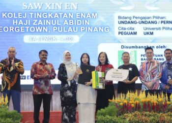 Menteri Pendidikan, Fadhlina Sidek menyampaikan Anugerah Pelajar Terbaik Kebangsaan STPM 2025 kategori Calon Berkeperluan Pendidikan Khas (Rabun) kepada Saw Xin En (empat dari kiri)
di Selayang, Selangor baru-baru ini. – UTUSAN/AMIR KHALID