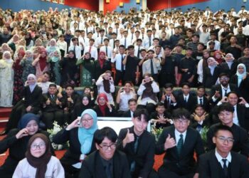 PELAJAR baharu Politeknik Jeli,  Kelantan ceria selepas pendaftaran masuk di politeknik berkenaan baru-baru ini.