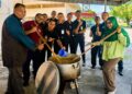 KAKITANGAN dan pelajar Jabatan Kejuruteraan Perkapalan (JKP) Politeknik Ungku Omar bergotong royong memasak bubur Asyura semasa Program Jalinan Ukhwah (Penghayatan Hijrah) sempena menyemarakkan sambutan Hari Asyura di Ipoh, Perak baru-baru ini