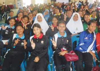 Pelajar Orang Asli mengikuti program Reach & Rise di Sekolah Menengah Kebangsaan Muadzam Jaya, Rompin baru-baru ini.