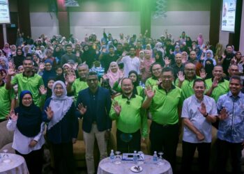 MUSTAKIM Mohamad (tengah) bergambar bersama peserta selepas Majlis Perasmian Program Literasi Kewangan TH Wilayah Timur di Kuala Terengganu, Terengganu. - UTUSAN/PUQTRA HAIRRY