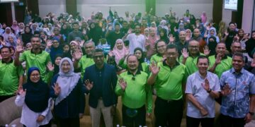 MUSTAKIM Mohamad (tengah) bergambar bersama peserta selepas Majlis Perasmian Program Literasi Kewangan TH Wilayah Timur di Kuala Terengganu, Terengganu. - UTUSAN/PUQTRA HAIRRY