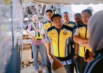 ALEXANDER Nanta Linggi (kiri) mendengar penerangan semasa lawatan kerja ke Projek Menaik Taraf Jalan FT209 dan FT131 di Panchor, Kota Bharu, Kelantan. - UTUSAN/KAMARUL BISMI KAMARUZAMAN
