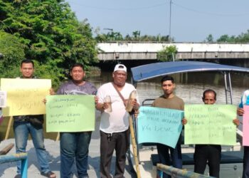 NELAYAN membantah pencemaran Sungai Sepetang di Taipiang dipercayai akibat tumpahan pati sisa daripada kolam takungan sebuah kilang kelapa sawit yang pecah sejak dua minggu lalu. - UTUSAN/WAT KAMAL ABAS