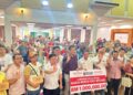 NGA Kor Ming (tengah) menyerahkan sumbangan wang ehsan kepada mangsa ribut di Bercham,  Ipoh hari ini. -UTUSAN/LIYANA RAMLI