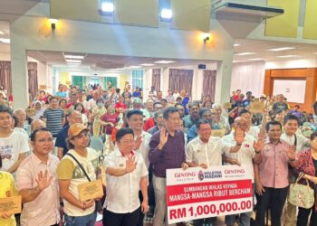 NGA Kor Ming (tengah) menyerahkan sumbangan wang ehsan kepada mangsa ribut di Bercham,  Ipoh hari ini. -UTUSAN/LIYANA RAMLI