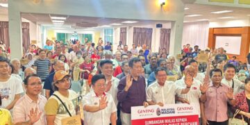 NGA Kor Ming (tengah) menyerahkan sumbangan wang ehsan kepada mangsa ribut di Bercham,  Ipoh hari ini. -UTUSAN/LIYANA RAMLI