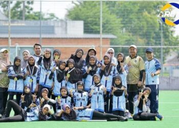 PEMAIN dan guru Sekolah Kebangsaan Padang Besar Selatan bergambar selepas menjuarai  Kejohanan Hoki MSSPs di Kangar baru-baru ini.