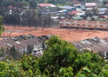 Kawasan perumahan Jalan Putra Harmoni, Putra Heights, Subang Jaya yang rosak teruk akibat insiden letupan paip gas, tahun lalu.