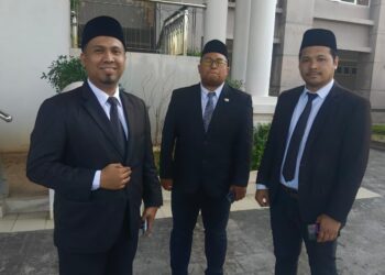 MUHAMMAED Syarafi Mohd. Salleh (kiri) peguam mewakili semua tertuduh semasa hadir ke Mahkmah Rendah Syariah Kelantan. - UTUSAN/ROSALWANI CHE SOH 