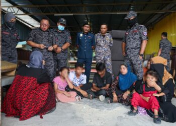 MOHD. Yusri Mohd. Nor (dua dari kiri) melakukan pemeriksaan dokumen warga asing semasa Operasi Bersepadu Jabatan Imigresen Malaysia (JIM) Negeri Terengganu di sekitar Marang, Terengganu hari ini. - UTUSAN/PUQTRA HAIRRY