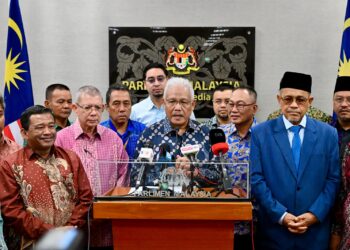 HAMZAH Zainuddin (tengah) ketika sidang akhbar di Dewan Rakyat, hari ini. JABATAN PENERANGAN