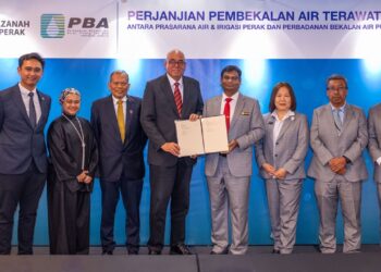 PENGARAH Khazanah Air Perak Sdn Bhd., Datuk Redza Rafiq Abdul Razak (empat dari kiri) dan Ketua Pegawai Eksekutif 
PBAPP, Datuk Pathmanathan Krishnan Kutty Raman Nair (empat dari kanan) pada majlis menandatangani Perjanjian Bekalan Air Pukal di Petaling Jaya, hari ini.