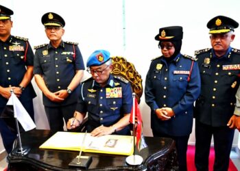 AL-SULTAN  Abdullah Ri’ayatuddin Al-Mustafa Billah Shah (tengah) berkenan merasmikan Balai Bomba dan Penyelamat (BBP) Sungai Lembing di Kuantan, Pahang. - UTUSAN/SHAIKH AHMAD RAZIF