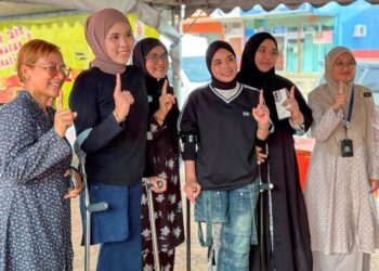 SABARIAH Saidan (tengah) bersama dua beradik pengusaha Cendol Meleleh di Festival Budaya Rakyat Pahang di Dataran Kerayong di Bera, Pahang.
