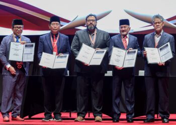 SETIAUSAHA Agung Kehormat Pertubuhan Kebajikan Islam Malaysia (PERKIM), Datuk Dr Mohamad Marzuki Mohamad Omar (dua kiri) bergambar bersama rakan strategik selepas menandatangani dokumen memorandum persefahaman (Mou) sempena Konvensyen Wakaf Dakwah Antarabangsa 2026 di Pusat Konvensyen Kuala Lumpur (KLCC) di sini hari ini. UTUSAN/FARIZ RUSADIO