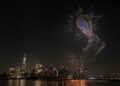 Pertunjukan dron membentuk replika trofi Piala Dunia menghiasi ruang udara Pelabuhan New York dengan latar belakang bangunan pencakar langit Lower Manhattan di Liberty State Park, Jersey City, New Jersey menjelang aksi final Piala Dunia 2026 antara Sepanyol dan Argentina, awal pagi esok. – AFP