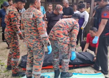 ANGGOTA bomba mengangkat mayat salah seorang mangsa yang ditemukan lemas dalam kejadian kepala air di Taman Eko Rimba, Sungai Sedim, Kulim.