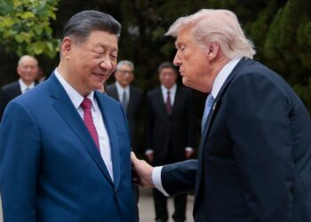 PRESIDEN China, Xi JInping dan rakan sejawatannya Donald Trump di Beijing pada 15 Mei lalu. - AFP