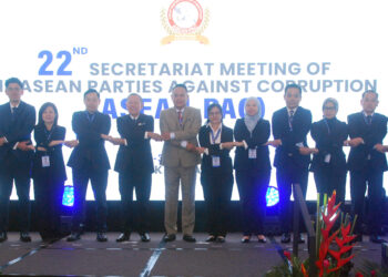 Abdul Halim Aman bergambar dengan para delegasi yang menghadiri Mesyuarat Jawatankuasa Sekretariat ASEAN-PAC Ke-22 di Banda Hilir hari ini. UTUSAN/AMRAN MULUP