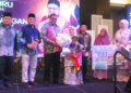 Syamsiah Zakaria menerima Anugerah Tokoh Guru JAIM daripada Ab. Rauf Yusoh pada Majlis Sambutan Hari Guru dan Anugerah Kecemerlangan Akademik Jabatan Agama Islam Melaka (JAIM), di Banda Hilir semalam. -UTUSAN/AMRAN MULUP