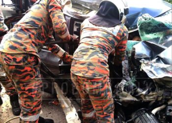 ANGGOTA bomba menggunakan hydraulic rescue tools menyelamatkan pelajar dan guru yang tersepit dalam kemalangan di Solok Duku, Melaka hari ini.-IHSAN JBPM MELAKA.