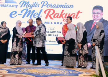 AB. Rauf Yusoh menyampaikan sijil khas kepada SMK Ghafar Baba sebagai sekolah rintis Inisiatif Kampung Digital selepas melancarkan Inisiatif E-mel Rakyat Negeri Melaka di MITC, Ayer Keroh hari ini.