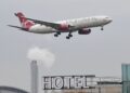 GAMBAR fail sebuah pesawat Virgin Atlantic mendarat di Lapangan Terbang Heathrow. - AFP