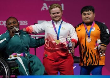 Bonnie Bunyau Gustin (kanan) gagal mempertahankan pingat emas dimenanginya dalam temasya terdahulu apabila meraih tempat ketiga di Sukan Komanwel 2026, kelmarin. IHSAN MSN