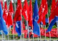 BENDERA Barisan Nasional (BN) dan Pakatan Harapan (PH) dipasang oleh wakil calon masing-masing memenuhi sekitar pekan Rengit menjelang hari mengundi Sabtu ini.