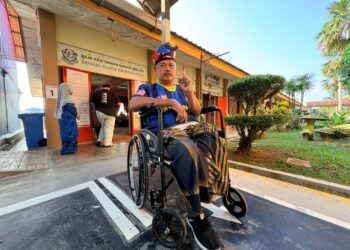 ABD Karim yang berkerusi roda hadir menunaikan tanggungjawab sebagai pengundi di Sekolah Kebangsaan Sungai Sayong hari ini.