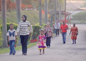SERAMAI 933,155 orang daripada lebih dua juta pengundi sudah menunaikan tanggungjawab mereka sejak pukul 8 pagi tadi.