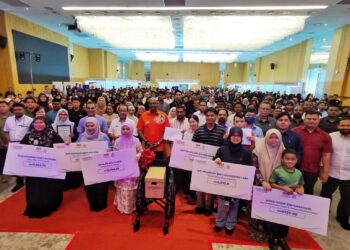 R. RAMANAN (tengah) bersama penerima faedah Perkeso dan Serahan Surat Tawaran Pekerjaan pada Majlis Perasmian Karnival Lindung Kerjaya Madani@Negeri Sembilan dan Pelancaran Inisiatif MYFutureJobs AI Platform di Bandar Sri Sendayan, Seremban hari ini.-UTUSAN/MOHD. SHAHJEHAN MAAMIN