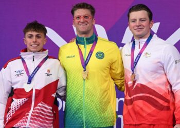 PEMENANG pingat emas Australia, Sam Williamson (tengah) meraikan kejayaan bersama pemenang perak dari Jersey, Filip Nowacki (kiri) dan pemenang gangsa England, Adam Ramsay-Peaty selepas majlis penyampaian pingat acara renang 100 meter kuak dada lelaki pada hari kedua Sukan Komanwel Glasgow 2026 di Pusat Renang Antarabangsa Tollcross, Glasgow. – AFP