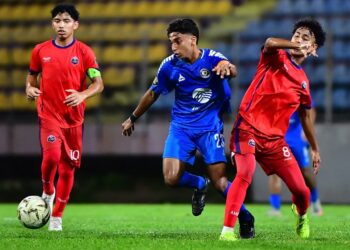 AKSI Pemain MISC-Touchtronics FC, Pravinash Ravindran (tengah) ketika menentang pasukan AMD  dalam aksi Piala Presiden 2026 di Stadium UiTM Shah Alam, malam tadi.