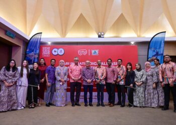 RAZALI Idris (lapan dari kiri) bergambar bersama kakitangan redBus pada Program Digitialisasi Pelancongan Terengganu bersama redBus Malaysia di Kuala Terengganu, Terengganu. - UTUSAN/PUQTRA HAIRRY