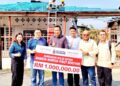 ONG Boon Piow (tiga dari kiri) dan Spencer Lee (dua dari kiri) pada program penyerahan cek cura kepada mangsa ribut Bercham di Kampung Baru Bercham, Ipoh hari ini.