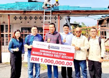 ONG Boon Piow (tiga dari kiri) dan Spencer Lee (dua dari kiri) pada program penyerahan cek cura kepada mangsa ribut Bercham di Kampung Baru Bercham, Ipoh hari ini.