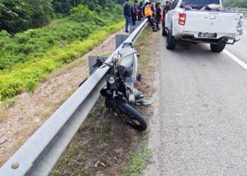 KEADAAN motosikal Yamaha Y125ZR dan Mitsubishi Triton yang terlibat kemalangan di kilometer 147.1 LPT1 di Maran, Pahang.