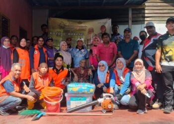 SEBAHAGIAN daripada ahli NGO terlibat membersihkan sampah di kediaman K. Paruvathi di Jalan Selama di Bagan Serai, semalam. – UTUSAN/WAT KAMAL ABAS
