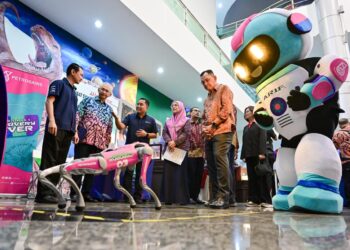 RUZIAH Shafie (empat dari kiri) melawat reruai pameran pada Majlis Peluncuran Karnival Minggu Sains Negara (MSN) 2026 Zon Timur di Pusat Sains dan Kreativiti Terengganu, Kuala Terengganu. - UTUSAN/PUQTRA HAIRRY
