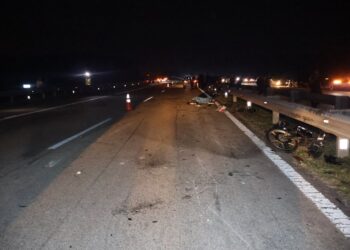 KEADAAN nahas di Kilometer (KM) 246.4 Lebuhraya Pantai Timur, Kuantan, Pahang,yang meragut empat nyawa penunggang motosikal Yamaha RXZ. - IHSAN POLIS