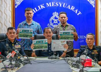 MOHD. Khairi Khairuddin (duduk, tengah) semasa sidang media khas penganjuran RXZ Members 8.0 di Ibu pejabat Polis Kontinjen (IPK) Terengganu, Kuala Terengganu, Terengganu. - UTUSAN/PUQTRA HAIRRY