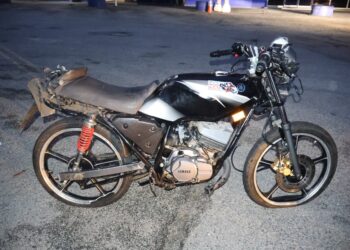 KEADAAN sebuah motosikal yang terbabit kemalangan membabitkan 12 motosikal dan sebuah kereta di Lebuhraya Pantai Timur (LPT) berhampiran susur keluar Jabor di Kuantan, Pahang. - IHSAN POLIS