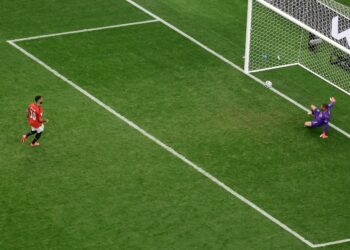 SALAH ketika mengambil sepakan penalti. - AFP