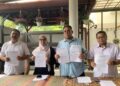 HISHAMUDDIN Jumat (dua dari kanan) bersama plaintif, Faizah Abdul Jalil (dua dari kiri), jiran terdekat, Ansarutheen Mohiadeen Abdul Kader (kiri) dan peguamcara, Ashmadi Othman (kanan) menunjukkan salinan writ saman yang difailkan di Mahkamah Tinggi Kuala Lumpur dalam satu sidang media di kediaman mereka di Taman Mutiara Gombak 2, Selangor. -UTUSAN/NORHAZLINDA DEWI SUTRISNO