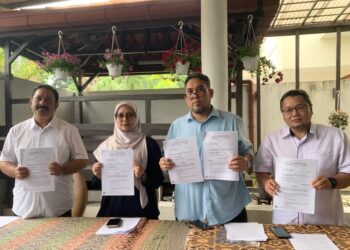 HISHAMUDDIN Jumat (dua dari kanan) bersama plaintif, Faizah Abdul Jalil (dua dari kiri), jiran terdekat, Ansarutheen Mohiadeen Abdul Kader (kiri) dan peguamcara, Ashmadi Othman (kanan) menunjukkan salinan writ saman yang difailkan di Mahkamah Tinggi Kuala Lumpur dalam satu sidang media di kediaman mereka di Taman Mutiara Gombak 2, Selangor. -UTUSAN/NORHAZLINDA DEWI SUTRISNO